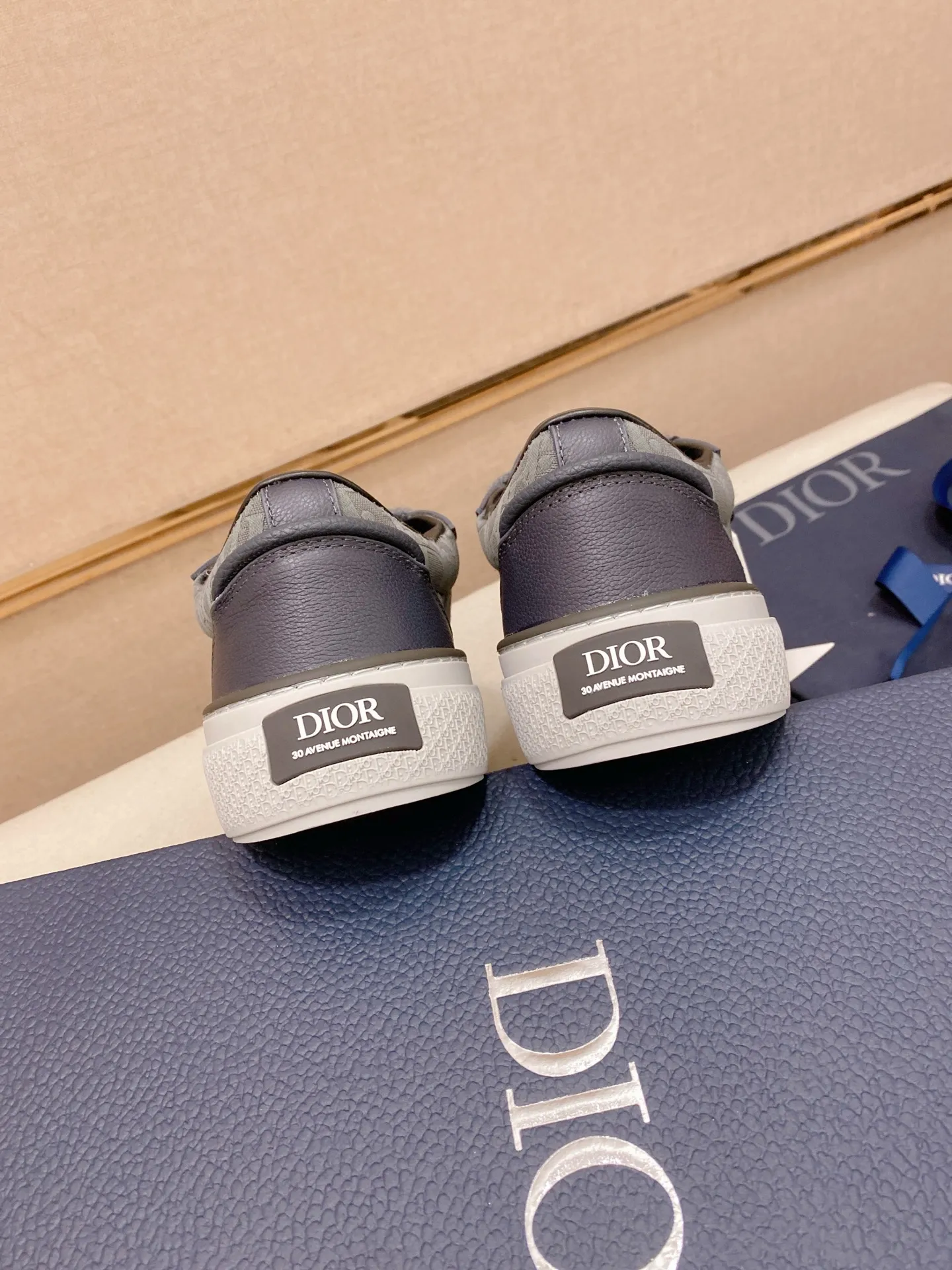 Factory price: 300 Men's shoes 💰[Dior·Dior] Top 🔍Couple style 💏🔍New casual sports style couple shoes, new four-season design, perfect workmanship, lace-up lazy style to create cabinet quality, upper: imported first-layer cowhide, sheepskin lining is soft and comfortable, ultra-light TPU wear-resistant outsole, simple, versatile fashion men's shoes, excellent color code number 35--44